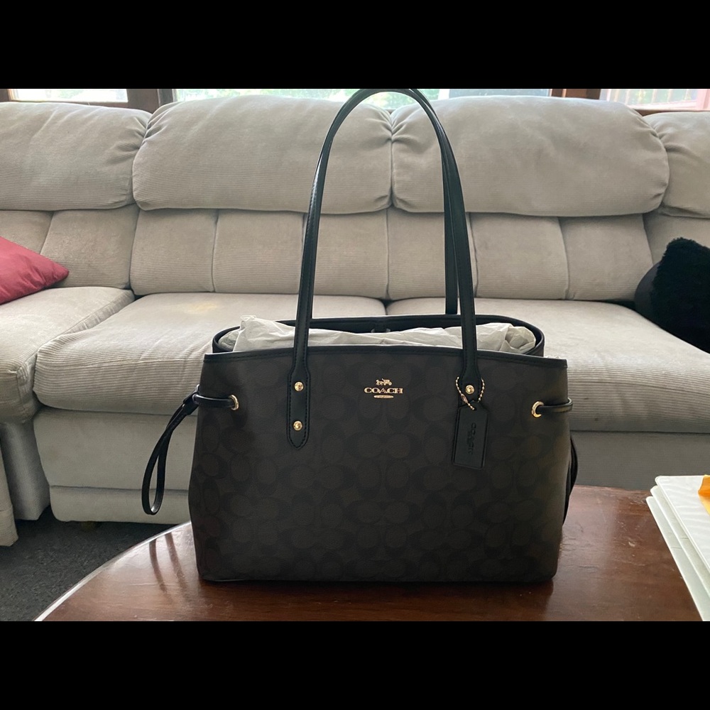 BNWT *Leather* Coach purse 100% Authentic